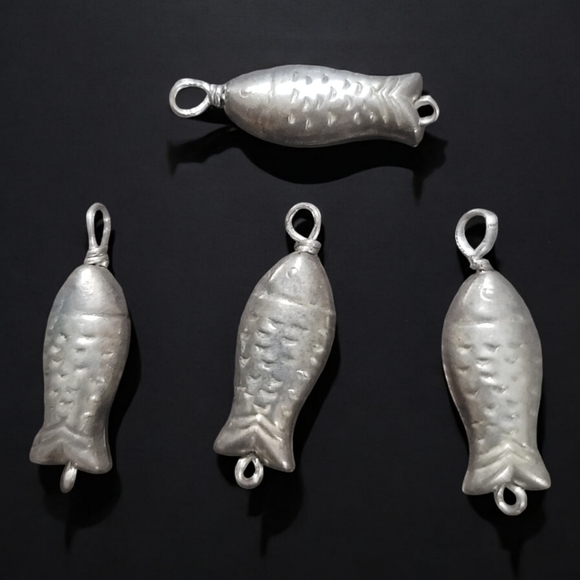 *New*  Unique Vintage Silver Metal Fish Charms (50 per bag) - Picture 1 of 5